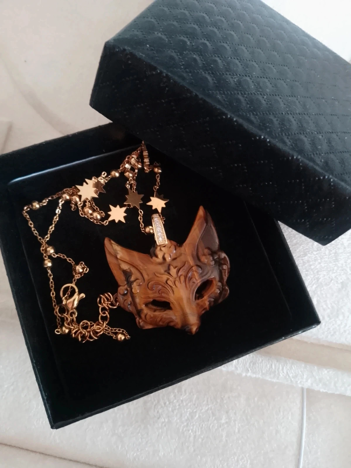Collier masque loup bal masqué en pierre oeil de tigre